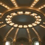 Un plafonnier moderne élégant dans un salon lumineux, ajoutant du style et de la chaleur à l'espace.