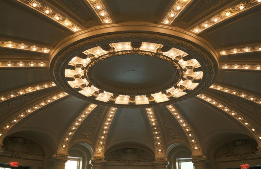 Un plafonnier moderne élégant dans un salon lumineux, ajoutant du style et de la chaleur à l'espace.